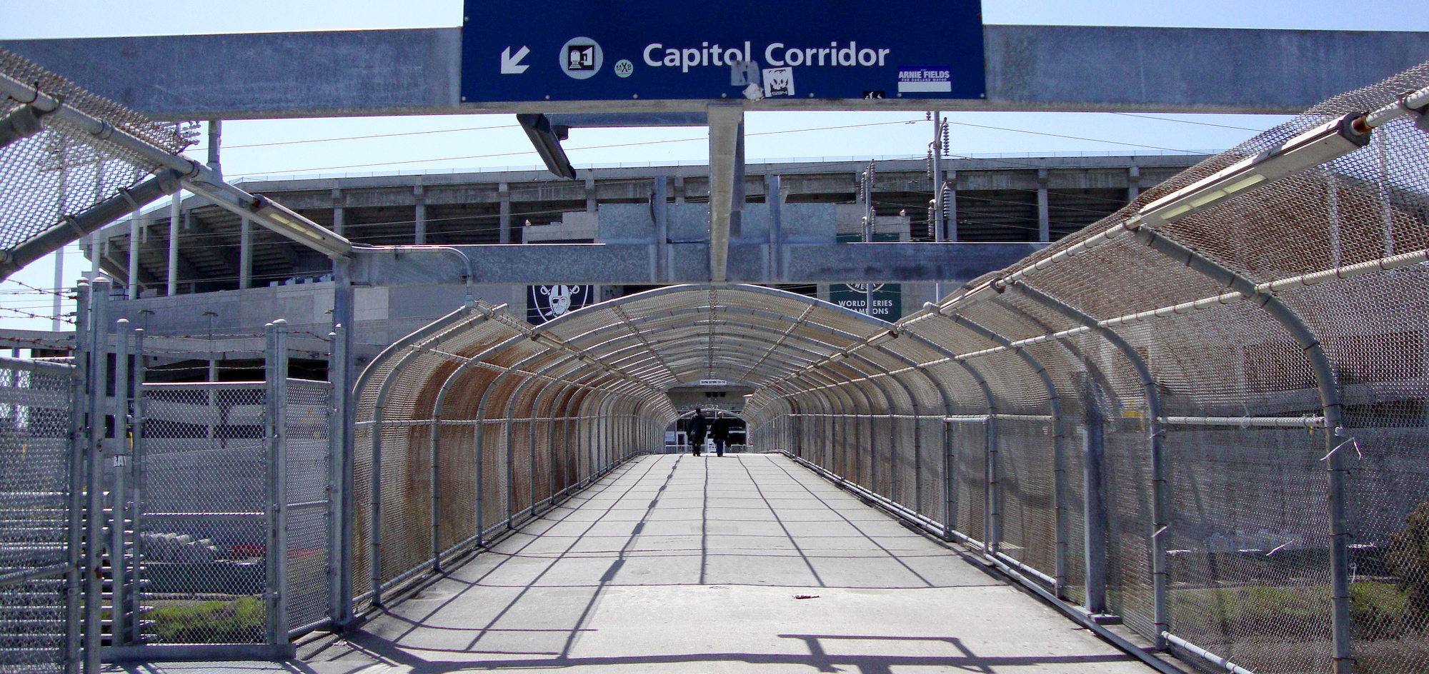 通往首府走廊號 (Capitol Corridor) 列車的走道 
