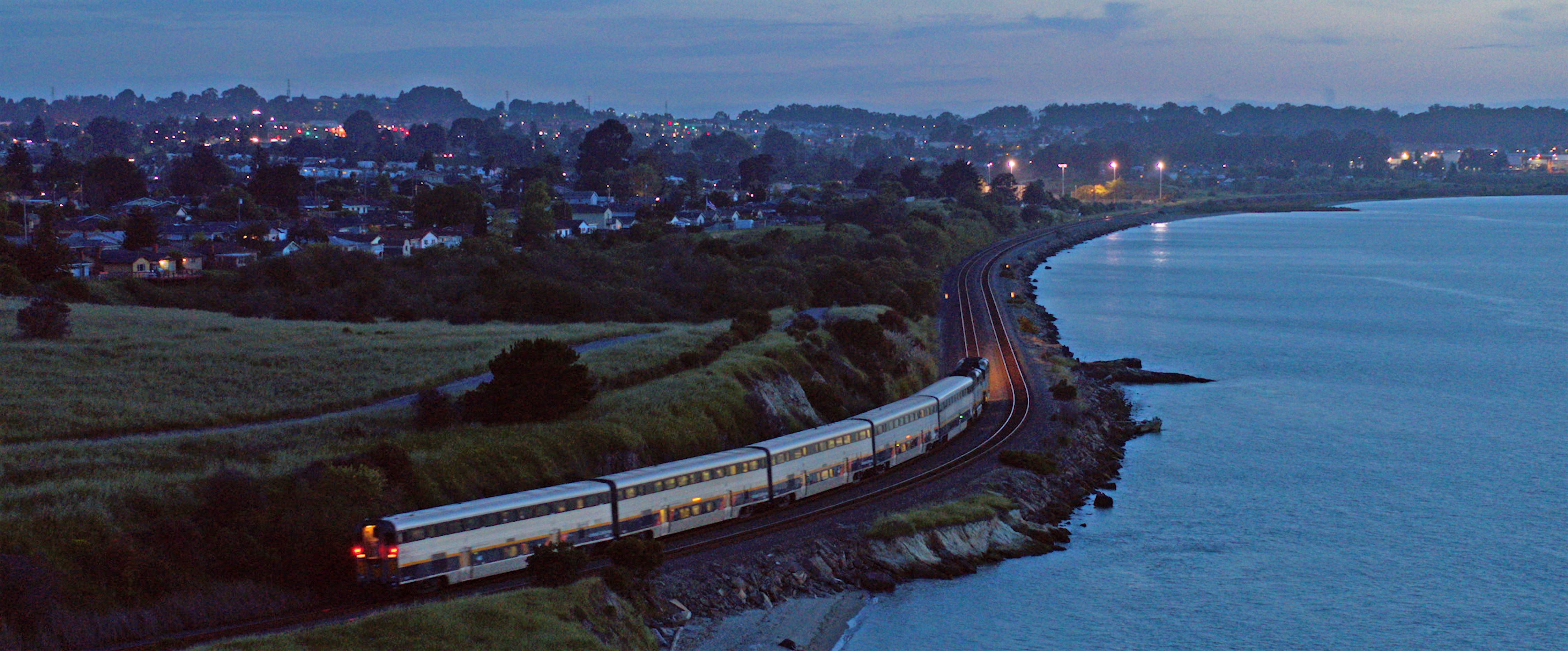 Tren pasando junto a un lago