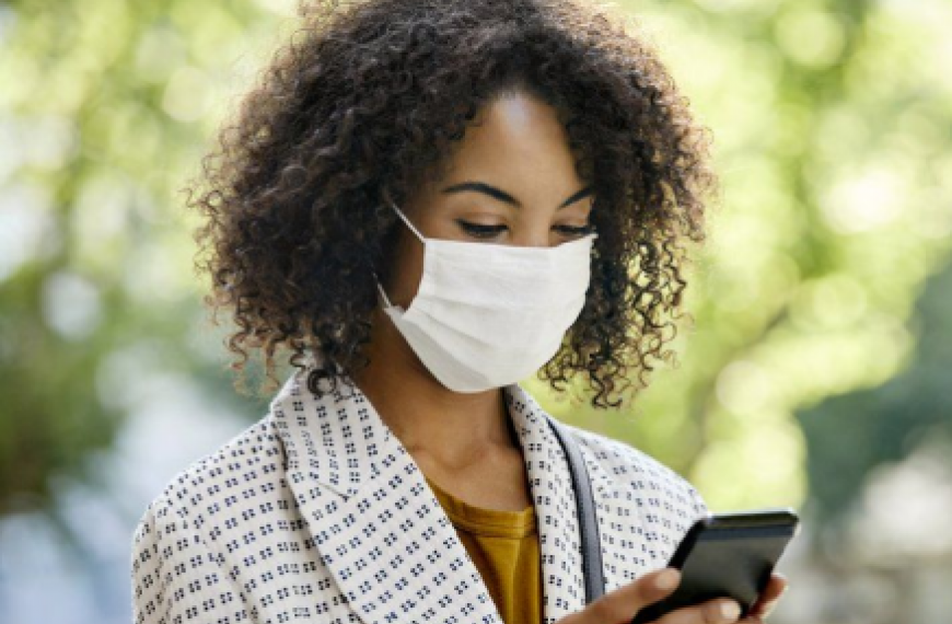 Mujer consultando su teléfono