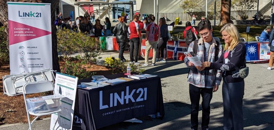 Link21 與舊金山州立大學學生的外展活動，2022 年 11 月。 